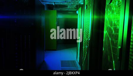 Bild von sich bewegenden Formen über dem Serverraum Stockfoto