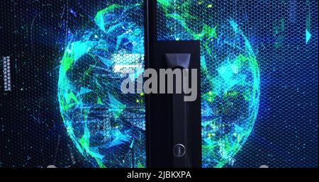 Bild von sich bewegenden Formen über dem Serverraum Stockfoto