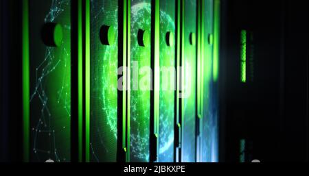 Bild von sich bewegenden Formen über dem Serverraum Stockfoto