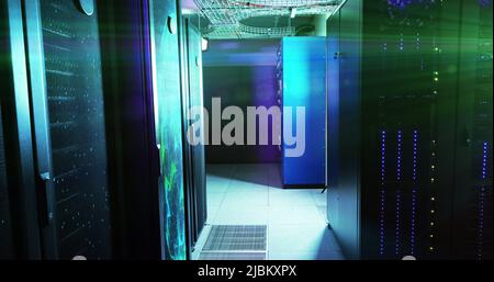 Bild von sich bewegenden Formen über dem Serverraum Stockfoto