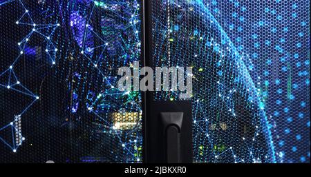 Bild von sich bewegenden Formen über dem Serverraum Stockfoto