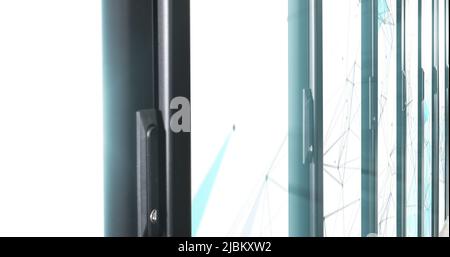 Bild von sich bewegenden Formen über dem Serverraum Stockfoto