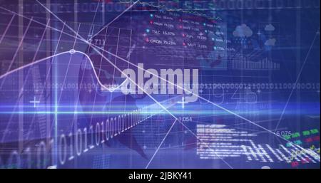 Abbildung von Finanzdaten und -Diagrammen auf der ganzen Welt, die sich auf blauem Hintergrund drehen Stockfoto