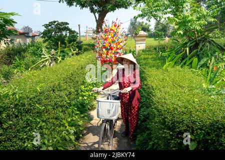 Hue City, Vietnam - 27. April 2022: Handwerker machen bunte Papierblumen. Thanh Tien Konfetti-making Dorf ist berühmt für die Herstellung worshiping pap Stockfoto