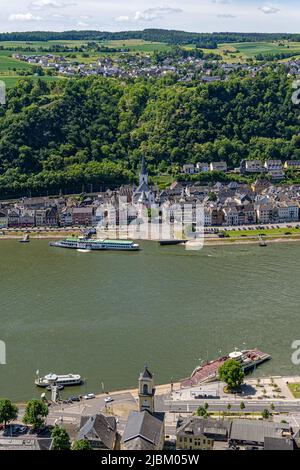 St. Goar, Rheinland-Pfalz, Deutschland - 22. Mai 2022: Fährverbindung über den Rhein zwischen St. Goar und St. Goarshausen. Stockfoto