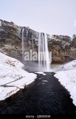 Der Seljalandsfoss Wasserfall in Island im Winter Stockfoto