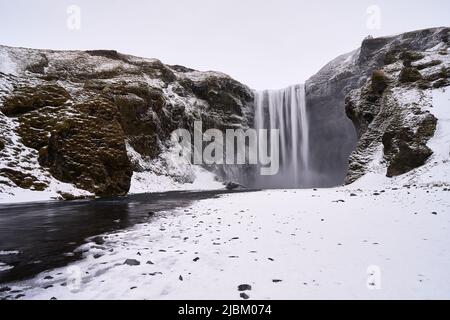 Der Skógafoss Wasserfall in Island im Winter Stockfoto