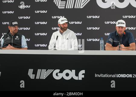 Hemel Hempstead, Herts, Großbritannien. 7.. Juni 2022. Dustin Johnson, Louis Oosthuizen, Graeme McDowell AT und Sadom Kaewkanjana beantworten Medienfragen vor der LIV Golf Invitational Credit: Motofoto/Alamy Live News Stockfoto