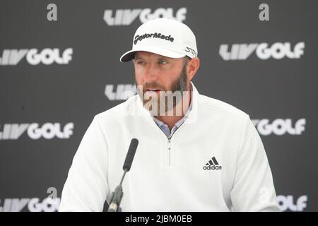 Hemel Hempstead, Herts, Großbritannien. 7.. Juni 2022. Dustin Johnson beantwortet Medienfragen vor der LIV Golf Invitational Credit: Motofoto/Alamy Live News Stockfoto