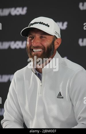 Hemel Hempstead, Herts, Großbritannien. 7.. Juni 2022. Dustin Johnson beantwortet Medienfragen vor der LIV Golf Invitational Credit: Motofoto/Alamy Live News Stockfoto