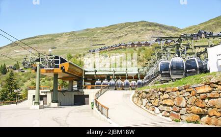 Seilbahnen in Baqueira Beret, Lleida, Spanien Stockfoto