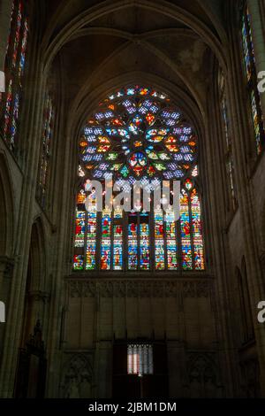 Rosenfenster der Kathedrale von Sens Saint-Etienne. Die Kathedrale von Sens ist eine katholische Kathedrale in Sens in Burgund, Frankreich. Stockfoto
