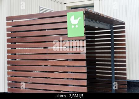 Parkplatz für Kinderwagen, Kinderwagen mit Holzwänden Stockfoto