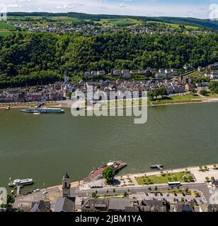 St. Goar, Rheinland-Pfalz, Deutschland - 22. Mai 2022: Fährverbindung über den Rhein zwischen St. Goar und St. Goarshausen. Stockfoto