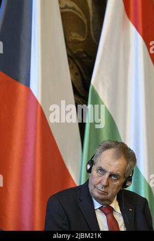 Prag, Tschechische Republik. 07.. Juni 2022. Der tschechische Präsident Milos Zeman, im Bild, trifft am 7. Juni 2022 auf der Prager Burg in der Tschechischen Republik den ungarischen Präsidenten Katalin Novak, nicht gesehen. Quelle: Michal Kamaryt/CTK Photo/Alamy Live News Stockfoto