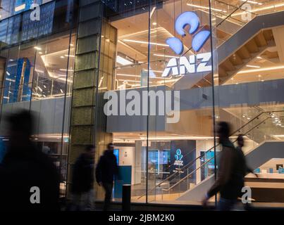 Sydney. 7.. Juni 2022. Das am 7. Juni 2022 aufgenommene Foto zeigt eine Außenansicht einer Bank in Sydney, Australien. Die australische Zentralbank kündigte am Dienstag eine rückverlaufende Zinserhöhung in zwei aufeinander folgenden Monaten an, die den Zinssatz um 0,5 Prozentpunkte auf 0,85 Prozent anheben sollte, um die wachsende Inflation des Landes zu entlasten. Quelle: Hu Jingchen/Xinhua/Alamy Live News Stockfoto