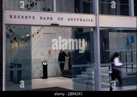 Sydney. 7.. Juni 2022. Das am 7. Juni 2022 aufgenommene Foto zeigt die Reserve Bank of Australia (RBA) in Sydney, Australien. Die australische Zentralbank RBA kündigte am Dienstag eine rückverlaufende Zinserhöhung in zwei aufeinander folgenden Monaten an, die den Zinssatz um 0,5 Prozentpunkte auf 0,85 Prozent anheben sollte, um die wachsende Inflation des Landes zu entlasten. Quelle: Hu Jingchen/Xinhua/Alamy Live News Stockfoto