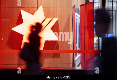 Sydney. 7.. Juni 2022. Das am 7. Juni 2022 aufgenommene Foto zeigt eine Außenansicht einer Bank in Sydney, Australien. Die australische Zentralbank kündigte am Dienstag eine rückverlaufende Zinserhöhung in zwei aufeinander folgenden Monaten an, die den Zinssatz um 0,5 Prozentpunkte auf 0,85 Prozent anheben sollte, um die wachsende Inflation des Landes zu entlasten. Quelle: Hu Jingchen/Xinhua/Alamy Live News Stockfoto