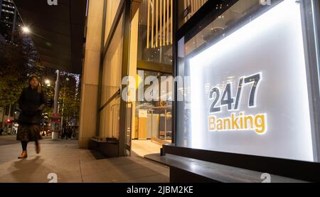 Sydney. 7.. Juni 2022. Das am 7. Juni 2022 aufgenommene Foto zeigt eine Außenansicht einer Bank in Sydney, Australien. Die australische Zentralbank kündigte am Dienstag eine rückverlaufende Zinserhöhung in zwei aufeinander folgenden Monaten an, die den Zinssatz um 0,5 Prozentpunkte auf 0,85 Prozent anheben sollte, um die wachsende Inflation des Landes zu entlasten. Quelle: Hu Jingchen/Xinhua/Alamy Live News Stockfoto