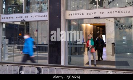 Sydney. 7.. Juni 2022. Das am 7. Juni 2022 aufgenommene Foto zeigt die Reserve Bank of Australia (RBA) in Sydney, Australien. Die australische Zentralbank RBA kündigte am Dienstag eine rückverlaufende Zinserhöhung in zwei aufeinander folgenden Monaten an, die den Zinssatz um 0,5 Prozentpunkte auf 0,85 Prozent anheben sollte, um die wachsende Inflation des Landes zu entlasten. Quelle: Hu Jingchen/Xinhua/Alamy Live News Stockfoto