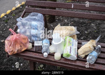 KHARKIV, UKRAINE - 04. Mai 2022: Gumanitäre Hilfe für Menschen, die während des Krieges in der Ukraine im Keller leben. Produkte, Lebensmittel, Gigiene, Kerzen Stockfoto