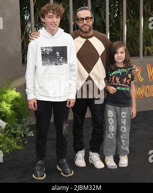 Los Angeles, USA. 06.. Juni 2022. (L-R) Bronx Wentz, Pete Wentz und Saint Lazslo Wentz bei der JURASSIC WORLD DOMINION Premiere von Universal Pictures am Montag, 6. Juni 2022, im TCL Chinese Theatre. (Foto: Sthanlee B. Mirador/Sipa USA) Quelle: SIPA USA/Alamy Live News Stockfoto