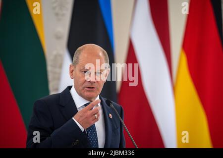 Vilnius, Litauen. 07.. Juni 2022. Bundeskanzler Olaf Scholz (SPD), spricht auf einer Pressekonferenz. Während der Reise wird Scholz die mehr als 1.000 in Litauen stationierten Bundeswehrsoldaten besuchen. Es ist der erste Besuch der Bundeskanzlerin in den östlichen NATO-Staaten seit Kriegsbeginn. Quelle: Michael Kappeler/dpa/Alamy Live News Stockfoto