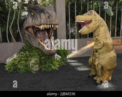 Los Angeles, USA. 06.. Juni 2022. Rexy kommt bei der JURASSIC WORLD DOMINION Premiere von Universal Pictures an, die am Montag, dem 6. Juni 2022, im TCL Chinese Theatre stattfand. (Foto: Sthanlee B. Mirador/Sipa USA) Quelle: SIPA USA/Alamy Live News Stockfoto