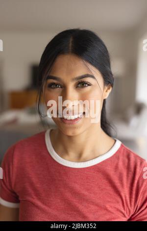 Nahaufnahme des Porträts einer schönen jungen Birazialfrau, die zu Hause lächelt Stockfoto