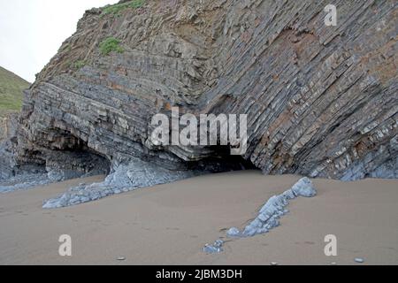 Dramatische Verwerfungen und Faltungen in Klippen an der Welcombe Bay North Devon Stockfoto