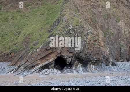 Dramatische Verwerfungen und Faltungen in Klippen an der Welcombe Bay North Devon Stockfoto