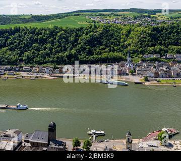 St. Goar, Rheinland-Pfalz, Deutschland - 22. Mai 2022: Fährverbindung über den Rhein zwischen St. Goar und St. Goarshausen. Stockfoto