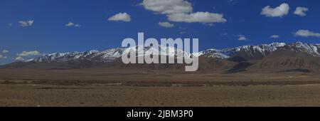 Altai-Berge. Wunderschöne Hochlandlandschaft. Russland. Sibirien. Flug auf dem Quadcopter. Draufsicht Stockfoto