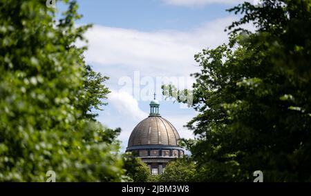 07. Juni 2022, Sachsen-Anhalt, Dessau-Roßlau: Wolken ziehen über die Kuppel des Mausoleums in Dessau-Roßlau. Der Kuppelbau im Hochrenaissance-Stil war bis 1958 die Grabstätte der Herzöge von Anhalt. Foto: Hendrik Schmidt/dpa/ZB Stockfoto