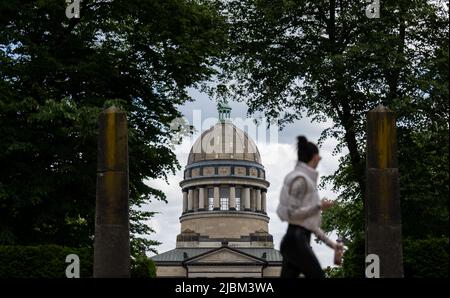 07. Juni 2022, Sachsen-Anhalt, Dessau-Roßlau: Wolken ziehen über die Kuppel des Mausoleums in Dessau-Roßlau. Der Kuppelbau im Hochrenaissance-Stil war bis 1958 die Grabstätte der Herzöge von Anhalt. Foto: Hendrik Schmidt/dpa/ZB Stockfoto