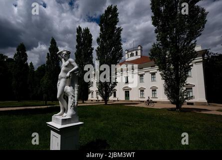 07. Juni 2022, Sachsen-Anhalt, Dessau-Roßlau: Wolken treiben über das Schloss Georgium in Dessau-Roßlau. Heute beherbergt das Schloss die Anhalt-Bildergalerie mit Gemälden und Grafiken der Alten Meister. Foto: Hendrik Schmidt/dpa/ZB Stockfoto