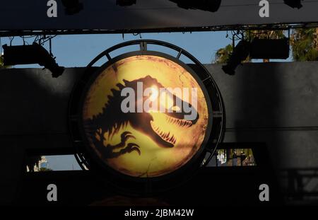 Hollywood, Kalifornien, USA. 6.. Juni 2022. Ein allgemeiner Blick auf die Atmosphäre bei Universal Picturs präsentiert die Weltpremiere von „Jurassic World Dominion“ im TCL Chinese Theatre am 6. Juni 2022 in Hollywood, Kalifornien, USA. Kredit: Barry King/Alamy Live Nachrichten Stockfoto