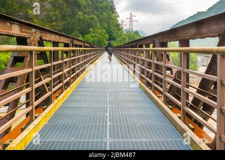 Die Alpe Adria ist ein Radweg zwischen Salzburg (Österreich) und Grado (Italien), der teilweise auf einer ehemaligen Eisenbahnstrecke verläuft. Hier bei Chiusaforte Stockfoto