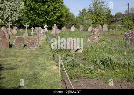 Wi.fdblowers in Kirchhof der Oxhill Parish Church Warwickshire UK Stockfoto