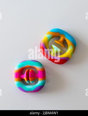 Two Snappers, ein Anti-Stress-Fidget-Spielzeug, isoliert auf weißem Hintergrund. Stockfoto