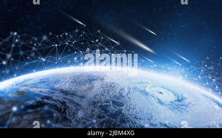 Globales Informationsnetzwerk auf dem ganzen Planeten. Die Erde ist von digitalen Daten umgeben. Elemente dieses Bildes, die von der NASA eingerichtet wurden Stockfoto