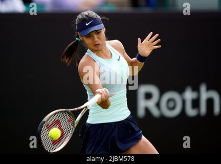 Emma Raducanu im Einsatz gegen Viktorija Golubic am vierten Tag der Rothesay Open 2022 im Nottingham Tennis Center, Nottingham. Bilddatum: Dienstag, 7. Juni 2022. Stockfoto