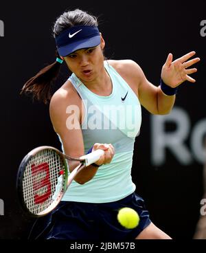 Emma Raducanu im Einsatz gegen Viktorija Golubic am vierten Tag der Rothesay Open 2022 im Nottingham Tennis Center, Nottingham. Bilddatum: Dienstag, 7. Juni 2022. Stockfoto