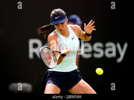 Emma Raducanu im Einsatz gegen Viktorija Golubic am vierten Tag der Rothesay Open 2022 im Nottingham Tennis Center, Nottingham. Bilddatum: Dienstag, 7. Juni 2022. Stockfoto