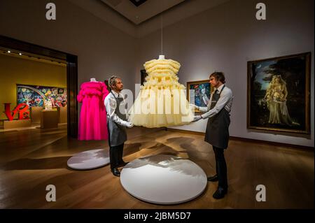 London, Großbritannien. 7.. Juni 2022. Zwei von sechs Kleidern der britischen Modedesignerin Molly Goddard mit anderen Werken - The Art of Literature Exhibition with Fashion von Molly Goddard, Teil von London Now, bei Christie's, London. Kredit: Guy Bell/Alamy Live Nachrichten Stockfoto