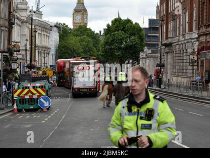 Whitehall, London, Großbritannien. 7.. Juni 2022. Whitehall wurde wegen eines verdächtigen Pakets in der Nähe der Downing Street geschlossen. Kredit: Matthew Chattle/Alamy Live Nachrichten Stockfoto