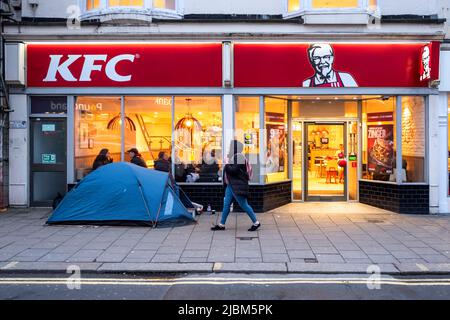 Brighton, 6. 2019. März: Die Obdachlosigkeit-Krise hat eine Person gezwungen, ein Zelt außerhalb des KFC auf der Haupteinkaufsstraße, Western Road, zu schlagen Stockfoto