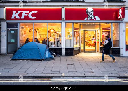 Brighton, 6. 2019. März: Die Obdachlosigkeit-Krise hat eine Person gezwungen, ein Zelt außerhalb des KFC auf der Haupteinkaufsstraße, Western Road, zu schlagen Stockfoto