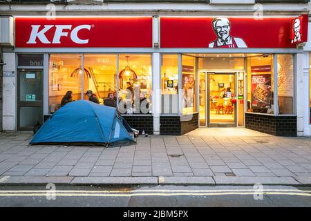 Brighton, 6. 2019. März: Die Obdachlosigkeit-Krise hat eine Person gezwungen, ein Zelt außerhalb des KFC auf der Haupteinkaufsstraße, Western Road, zu schlagen Stockfoto