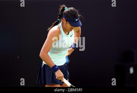 Emma Raducanu hält ihre Seite vor Schmerzen, als sie am vierten Tag der Rothesay Open 2022 im Nottingham Tennis Center, Nottingham, spielt. Bilddatum: Dienstag, 7. Juni 2022. Stockfoto